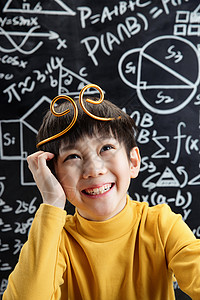 孙悟空造型的小男孩在黑板前思考背景图片