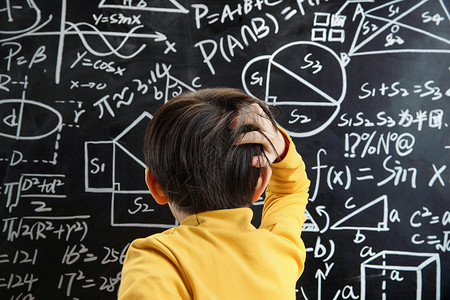 数学文化黑板前挠头的小男孩背景