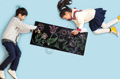 嬉戏蝴蝶快乐儿童想象修剪花卉植物背景