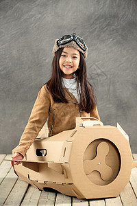 驾驶纸飞机的快乐儿童图片