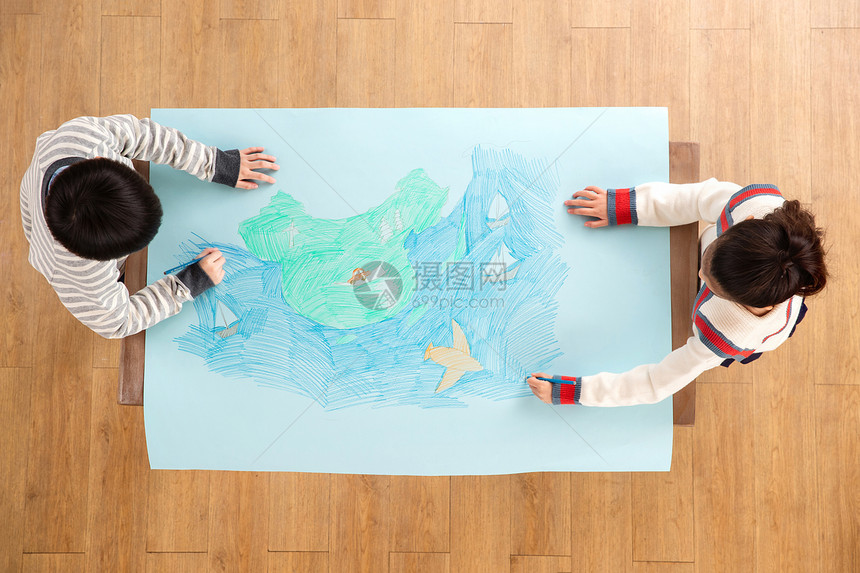 蓝色纯洁地板快乐儿童一起绘画图片