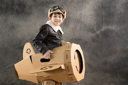人成长站着快乐儿童驾驶纸飞机图片