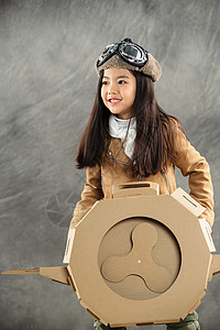 站着想象驾驶纸飞机的快乐儿童高清图片