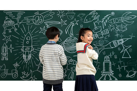 小学教室黑板前女生在思考快乐儿童在画满宇宙漫画的黑板前背景