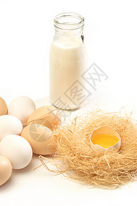 原生态鸡玻璃瓶牛奶和鸡窝里的鸡蛋背景