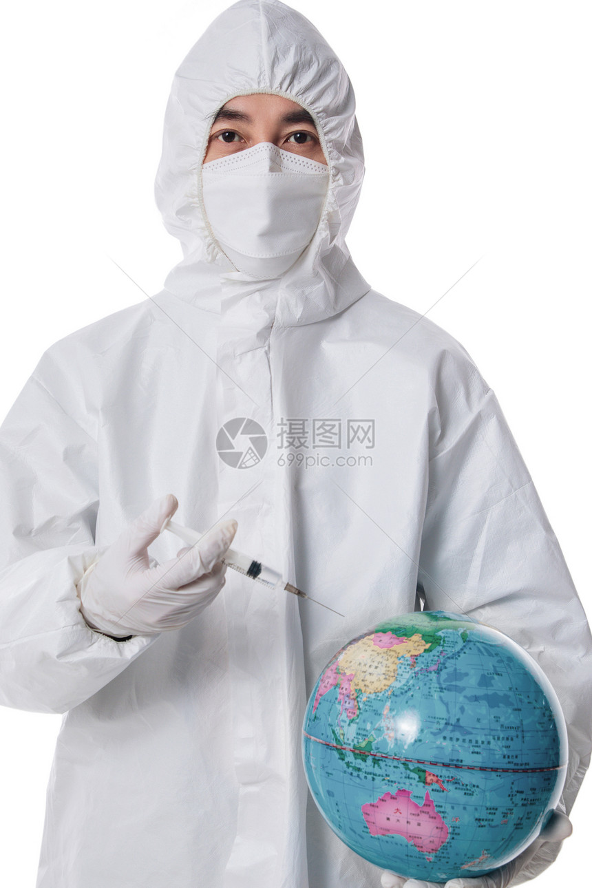 口罩医生拿着注射器和地球图片