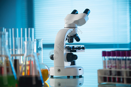 科技试验实验室里显微镜和其他设备背景