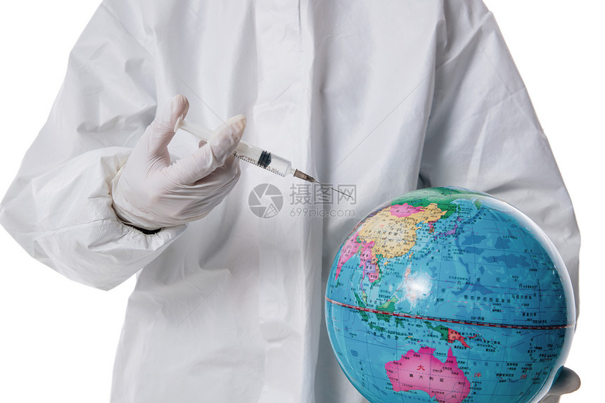 医生拿着注射器和地球图片