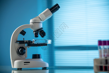 玻璃制品医疗实验室里显微镜和其他设备背景
