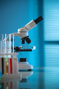 高科技医疗技术实验室里显微镜和其他设备背景