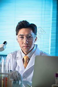 防疫检测科学家在实验室里做科学实验图片