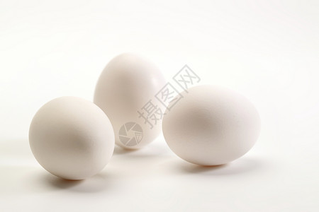 白色背景下的三个鸡蛋图片