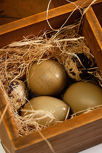 木格容器里的鸡蛋和鹌鹑蛋背景图片