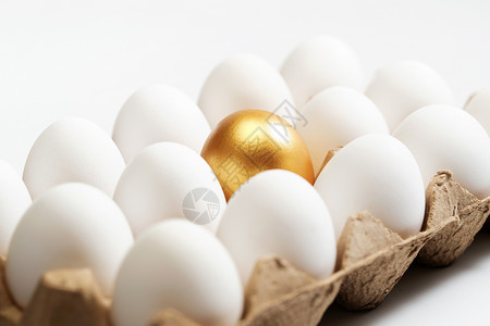 一盒鸡蛋中的金蛋背景图片