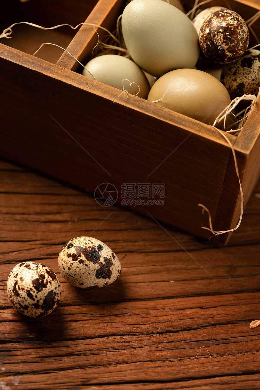 容器里的蛋和桌子上的鹌鹑蛋图片