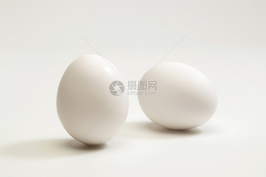 白色背景下的两个鸡蛋图片