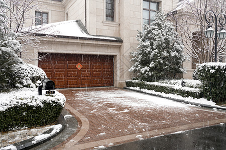 大雪飘落下雪后的湖边和山上风景背景