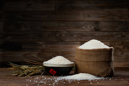 水稻一碗大米和一袋大米图片