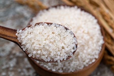 一木一浮生食品健康生活方式静物一木匙大米和一碗大米背景