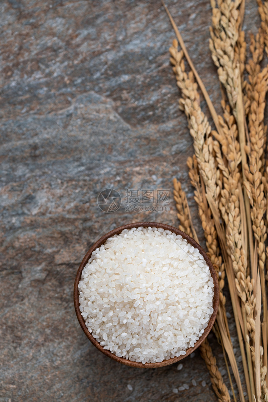 美味丰收主食一碗大米和水稻图片
