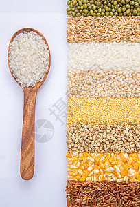 五谷杂粮平铺和盛满大米的木匙图片