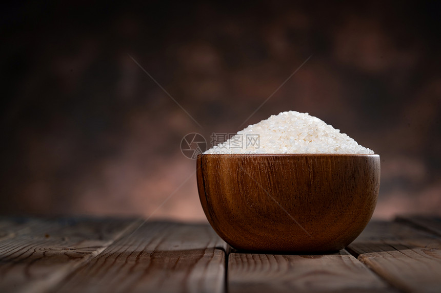 桌子上的一碗大米图片