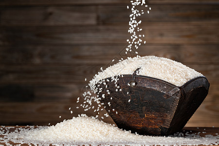 米字符号纯净美味粮食装满大米的木斗背景
