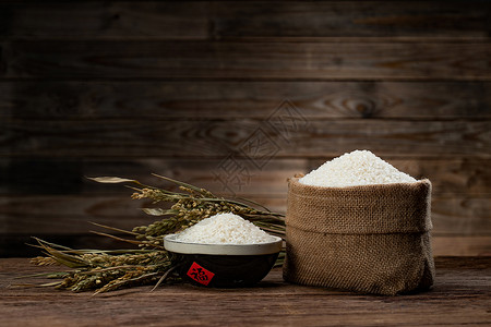 木板元素膳食美味充满的一碗大米和一袋大米背景