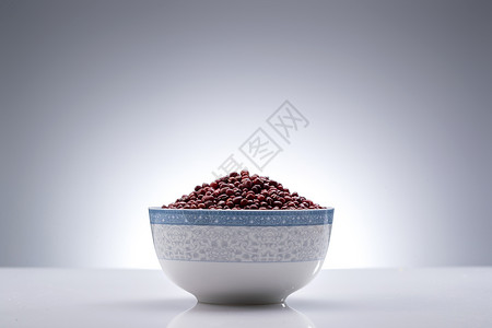 灰色背景下的一碗红豆高清图片