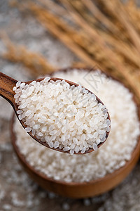 白色石板一木匙大米和一碗大米背景