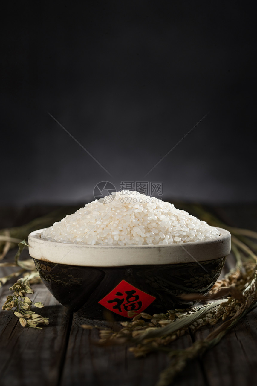 传统特色碗盛的大米和水稻图片