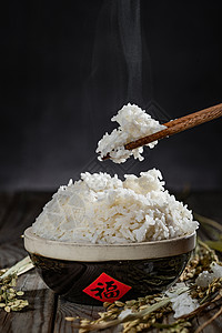 饮食桌面品质一碗热米饭和筷子高清图片