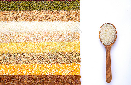五谷杂粮平铺和盛满大米的木匙图片