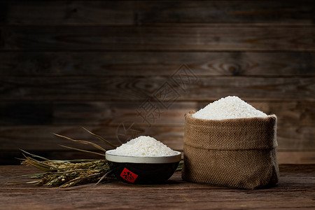 棚拍古典式有机食品一碗大米和一袋大米高清图片