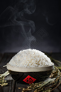 主食木板一碗热气腾腾的米饭图片