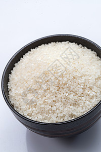 白色背景下的一碗大米图片