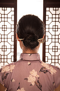 中式木雕梳着发髻穿旗袍的东方女人背影背景