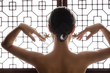 传统梳着中式发髻的东方女人图片