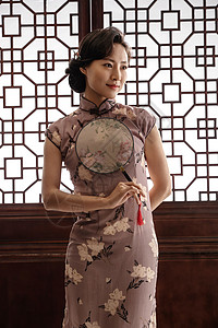 传统文化穿旗袍拿着扇子的东方女人高清图片