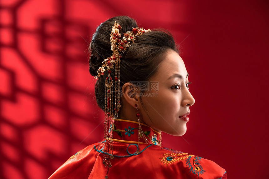 青年人耳饰传统服装漂亮的中式新娘图片