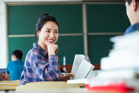 回头一笑教室里回头讨论的大学生背景