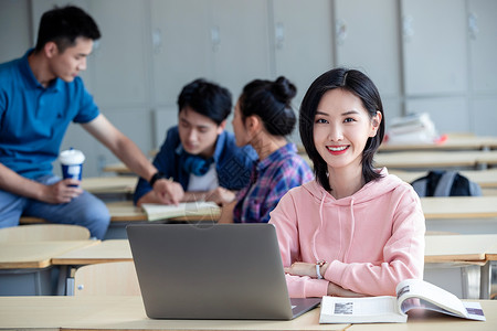 青年大学生在教室内自习高清图片