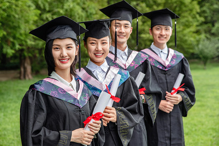 成大事者户外穿着学士服的大学生站成一排背景