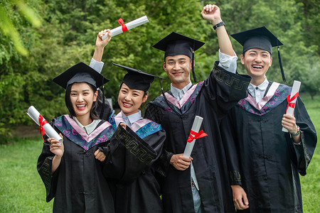 美女站着穿着学士服毕业的大学生们背景