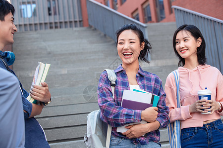 刚下课的青年大学生在校园里高清图片