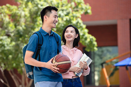 篮球梦想素材学生背着大学生情侣在校园里背景