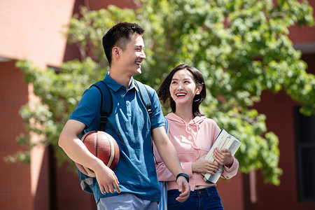 青年伴侣大学生情侣在校园里步行图片