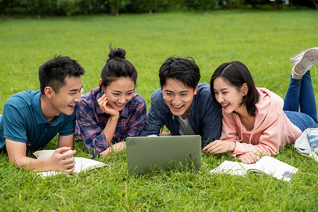 青年男人互联网成年人快乐的大学生趴在草地上学习图片