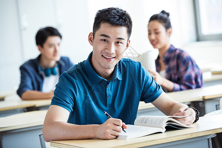 快乐满意水平构图大学生在教室内学习高清图片