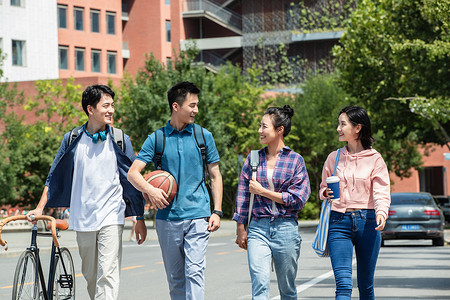 人青年人快乐的大学生在校园里步行图片